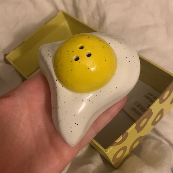 Fried, Egg, Salt and Pepper Shaker Set, includes salt and pepper shaker - Picture 5 of 7